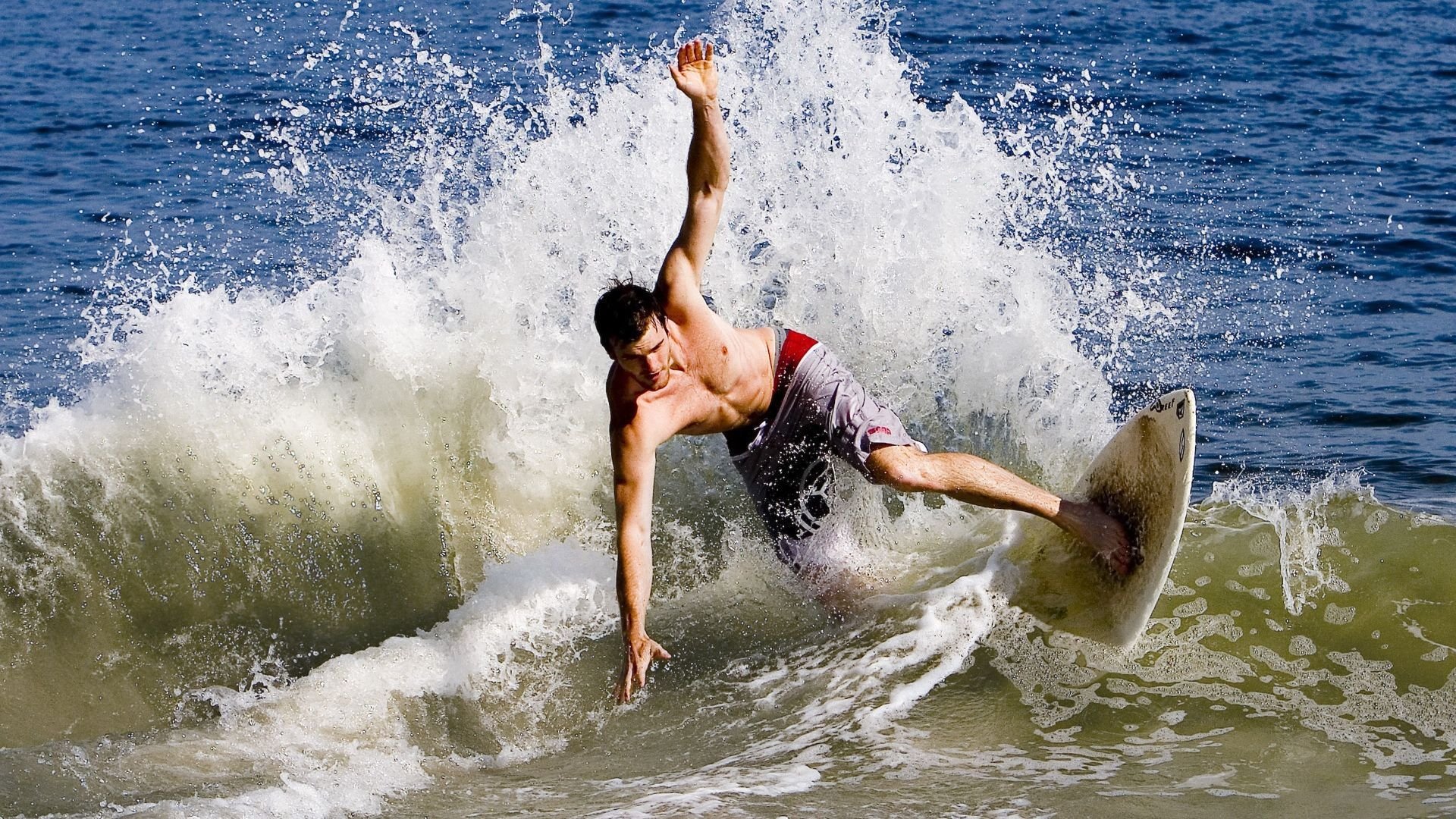 “阿尔希拉尔淘汰曼城,制造最大冷门”