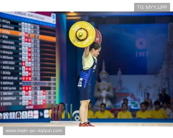 举重选手挺举动作干脆利索