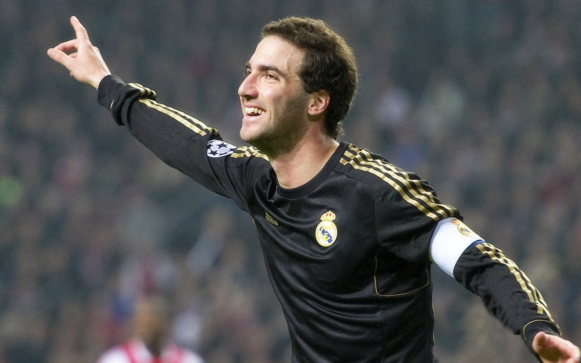 “高新体育中心网球赛:无数精彩回合点燃赛场”